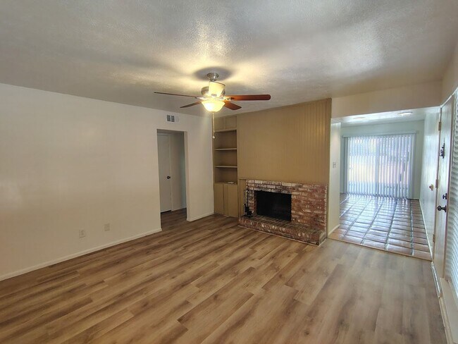 Foto del edificio - 1620 N Wilmot Rd