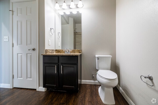 2BR, 2BA - 1159SF - Bathroom - The Lofts of Conroe