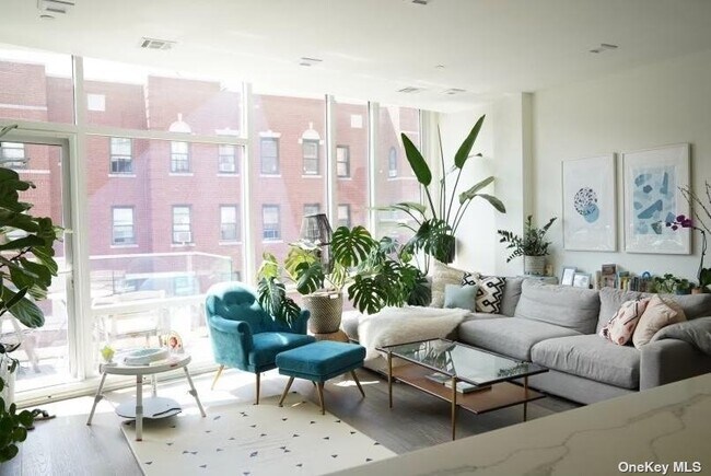 Foto del edificio - 1769 E 13th St