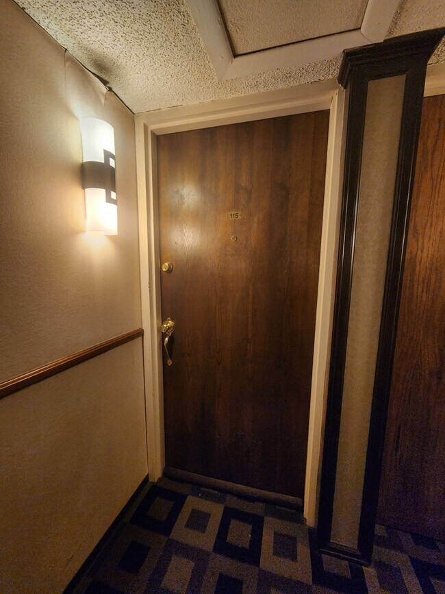 Building Photo - Gorgeous 1 Bed 1 Bath Condo In Fantastic L...