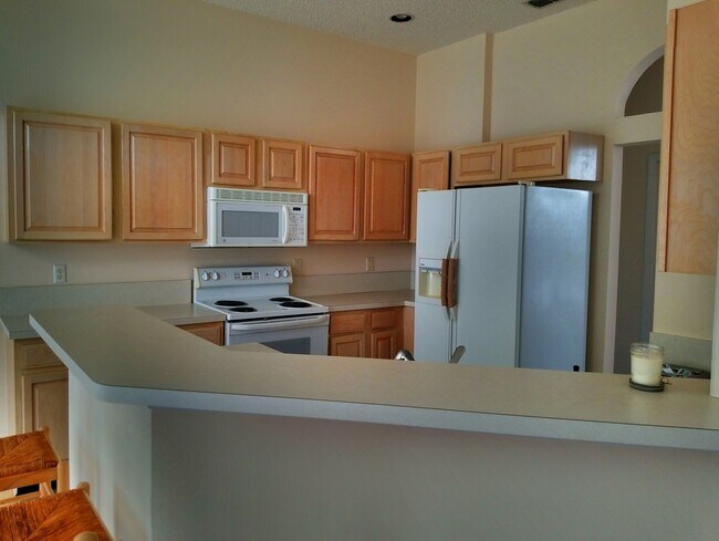 Building Photo - Spacious and Immaculately kept 3/2 on the ...