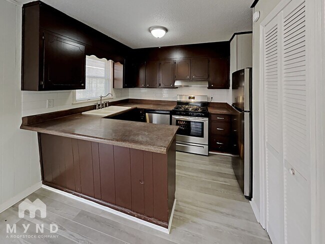 Building Photo - 716 2nd Pl