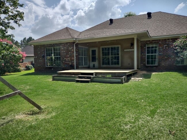 Building Photo - MOVE IN SPECIAL!**** 1/2 OF 1ST MONTH RENT...