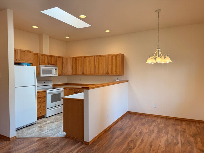 Building Photo - Hidden Gem in Midtown Bend – Utilities Included!