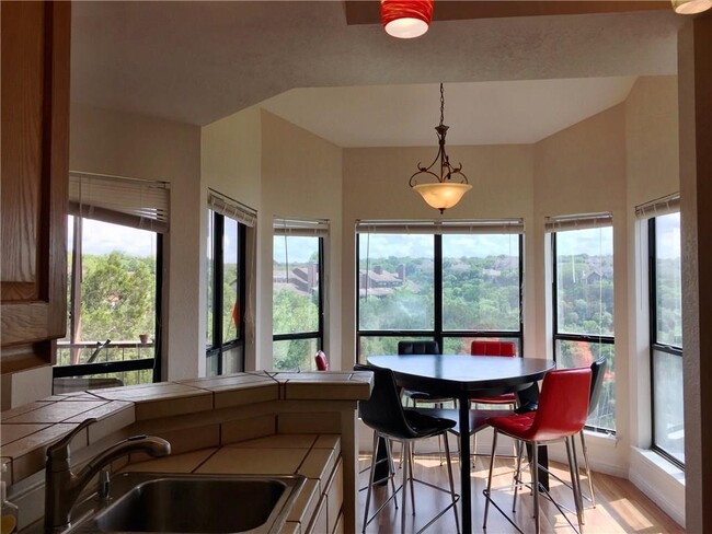 Building Photo - 4711 Spicewood Springs Rd