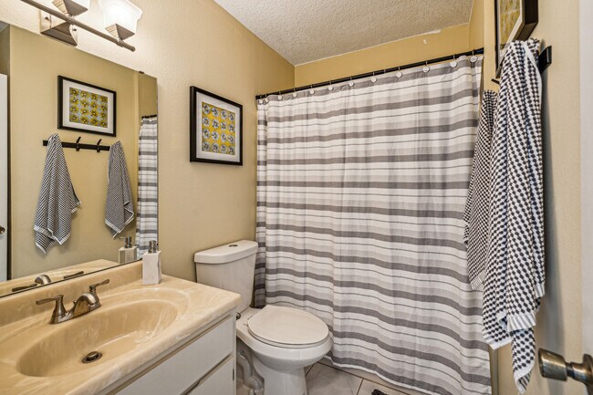 Building Photo - 4903 Myrtle Oak Dr