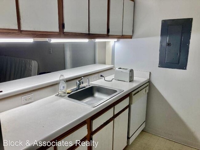 Building Photo - 1 br, 1 bath House - 1410-202 Collegiate C...