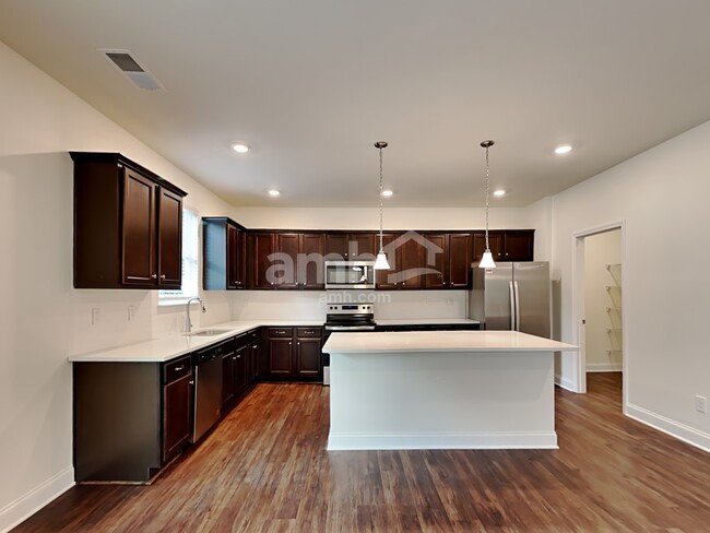 Foto del edificio - 879 Carnaby Ln