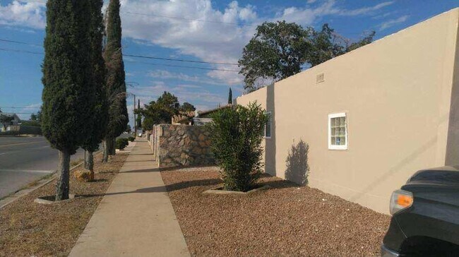 Building Photo - 4737 Tropicana Ave