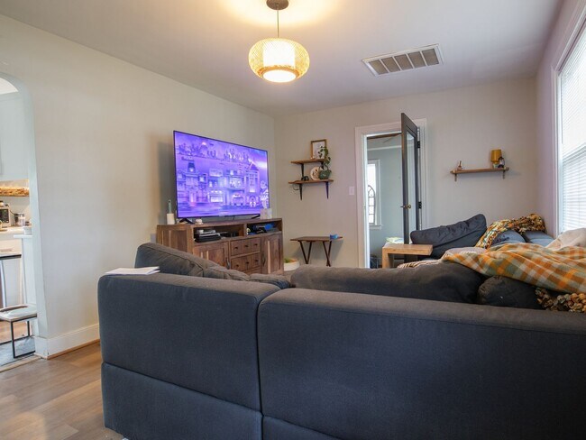 Foto del edificio - Prime Location 3 Bed 2 Bath Home *Available after April 10 2026*