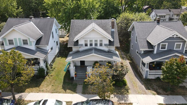 Building Photo - 171 E Lakeview Ave