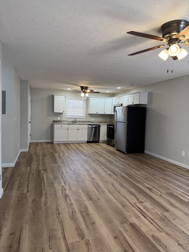 Building Photo - 143 School Side Dr