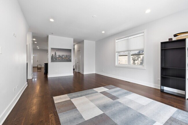 Building Photo - 1006 W Cullerton St