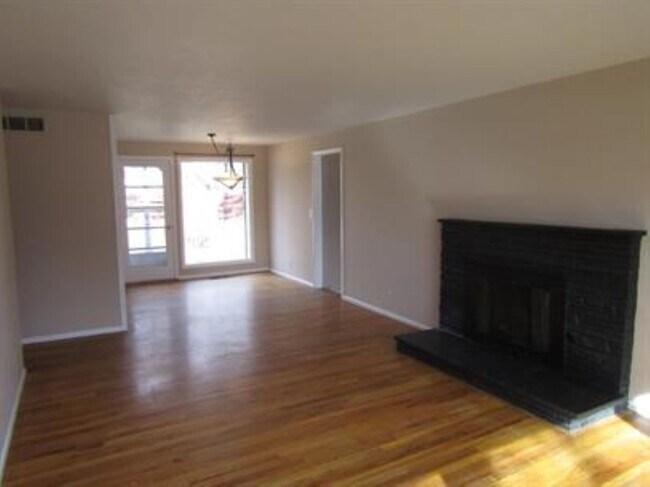 Building Photo - 6016 W Grunder Dr