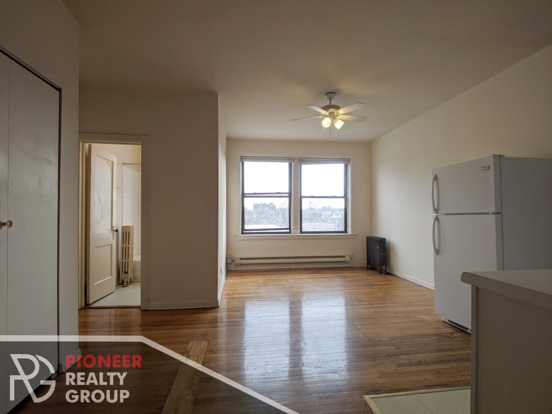 Primary Photo - 1044 W George St