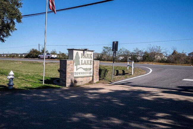 Foto del edificio - 3805 Landmark Dr