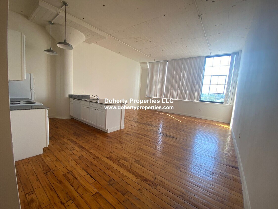 Primary Photo - 305 Dutton St