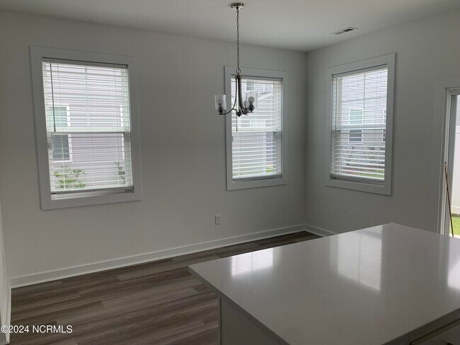 Building Photo - 425 Sunfish LN
