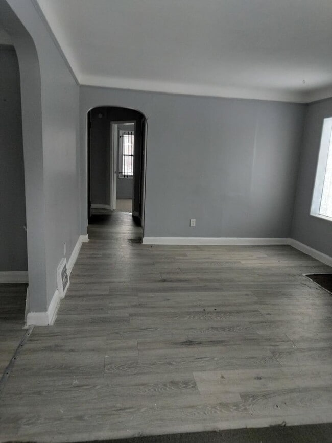 Building Photo - Charming 3 bedroom