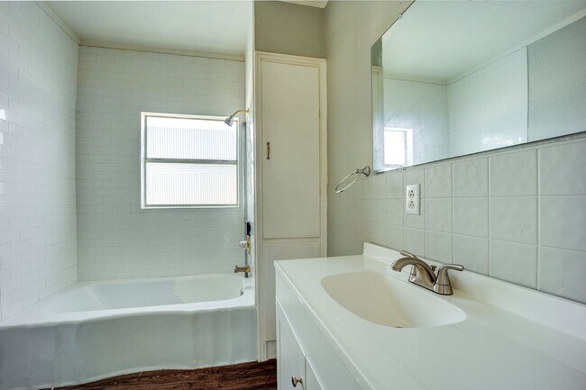 Foto del edificio - Freshly Updated 2 Bedroom House