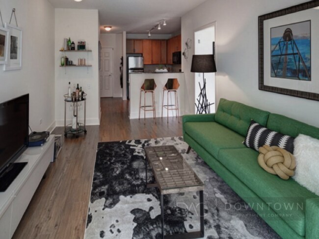 Building Photo - 806 S Plymouth Ct