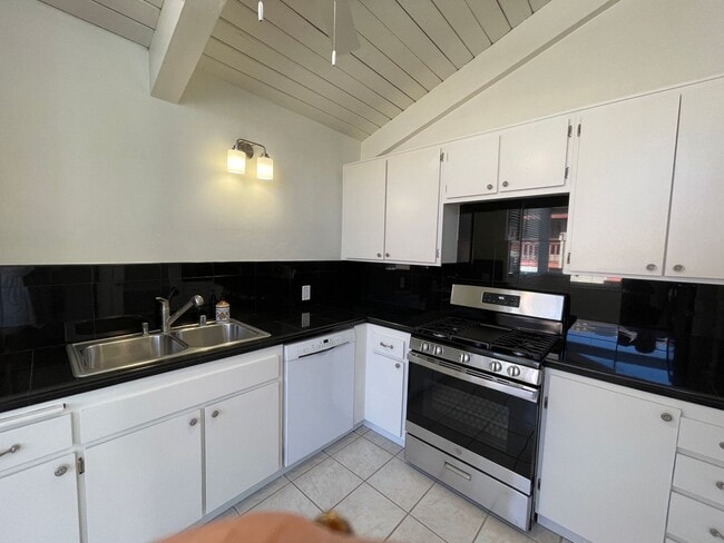 Building Photo - Lovely 2Bedroom, 2 Bathroom Condo!