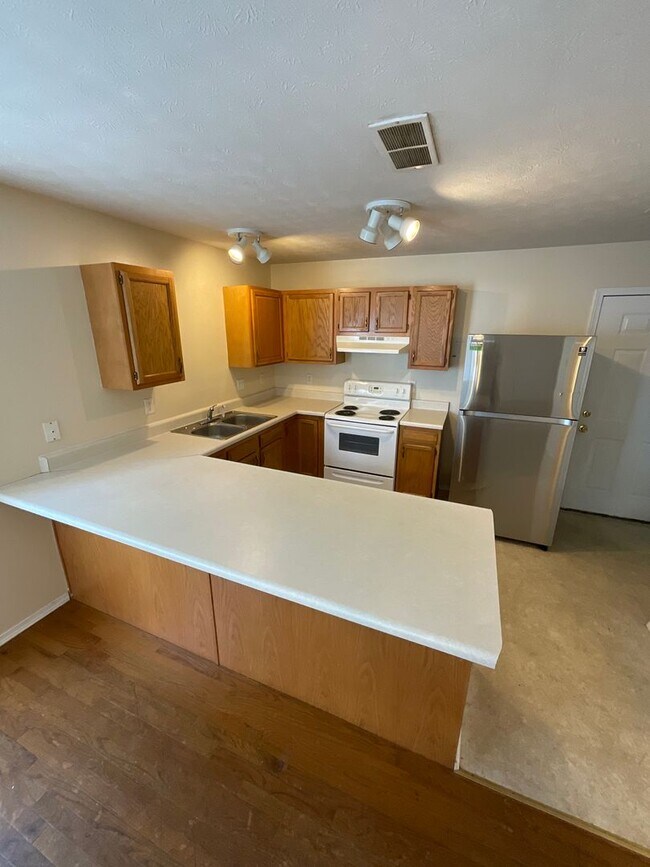 Foto del edificio - ***AVAILABLE AUGUST 2027*** 4 bed, 2 bath house LARGE GROUP OPTION : 18- 20!