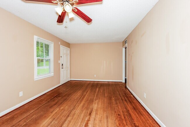 Foto del edificio - 948 Edwards Lake Rd