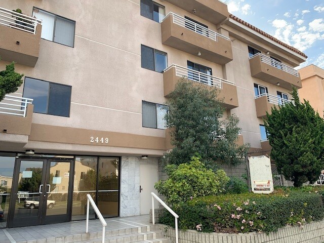 Foto del edificio - 2449 S Barrington Ave