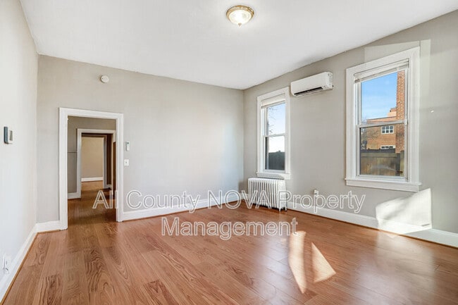 Building Photo - 305 9th St