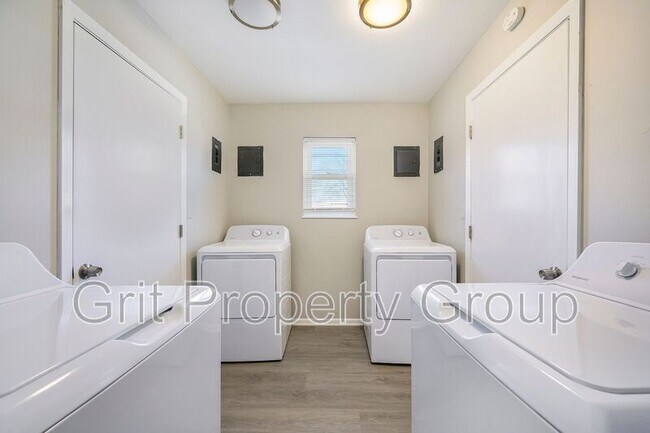 Foto del edificio - 800 NE 68th St