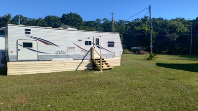 Building Photo - 118 SE Guinevere Ct