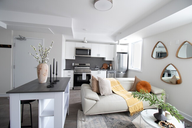 Building Photo - 5-bedroom, 3 washrooms apartment - 5 minutes walk from CarletonU