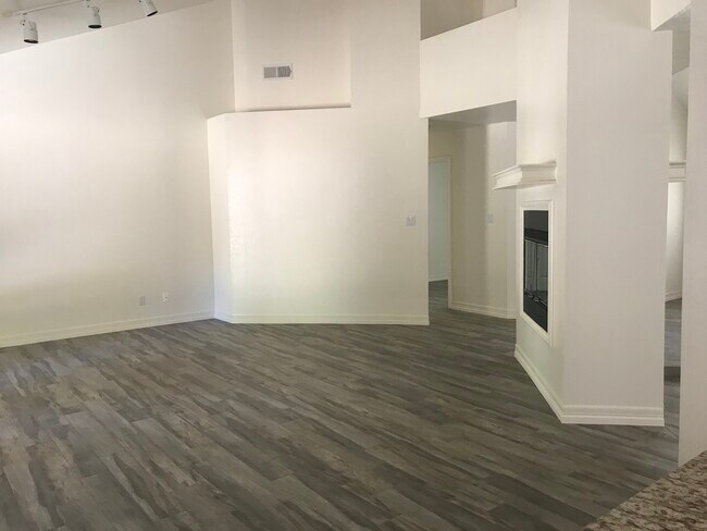 Building Photo - 4 Everglade Ct