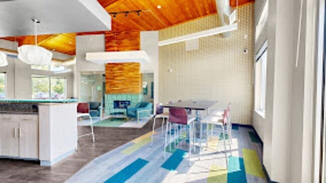 Building Photo - Shoreview Grand