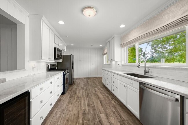 Building Photo - 5475 S Ridge Dr