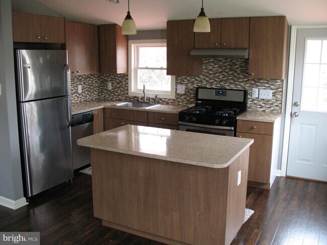 Building Photo - 400 Hessian Ave