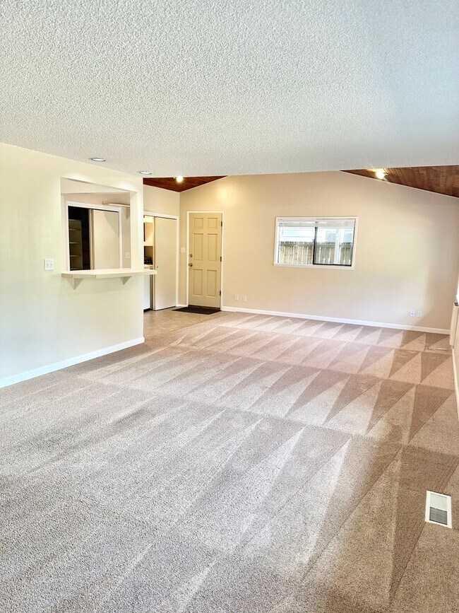 Building Photo - Spacious Home In Peaceful Setting!