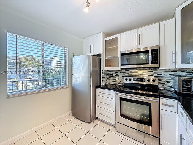 Foto del edificio - 8740 N Sherman Cir