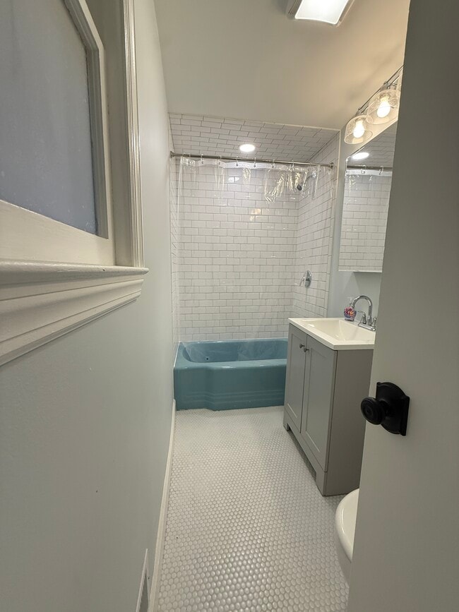 Full bathroom - 69 Arnold Ter
