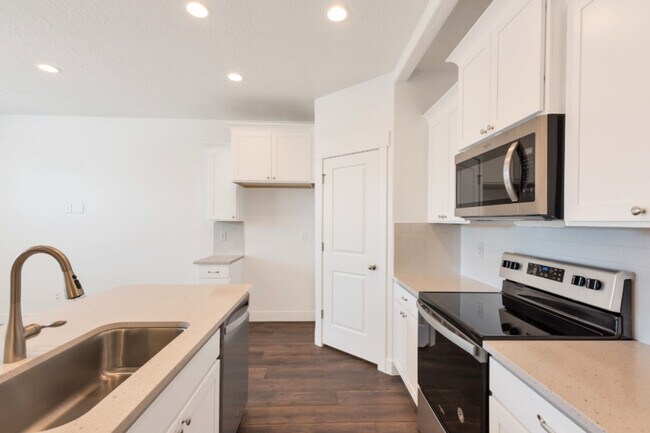 Kitchen - 732 N 3940 W