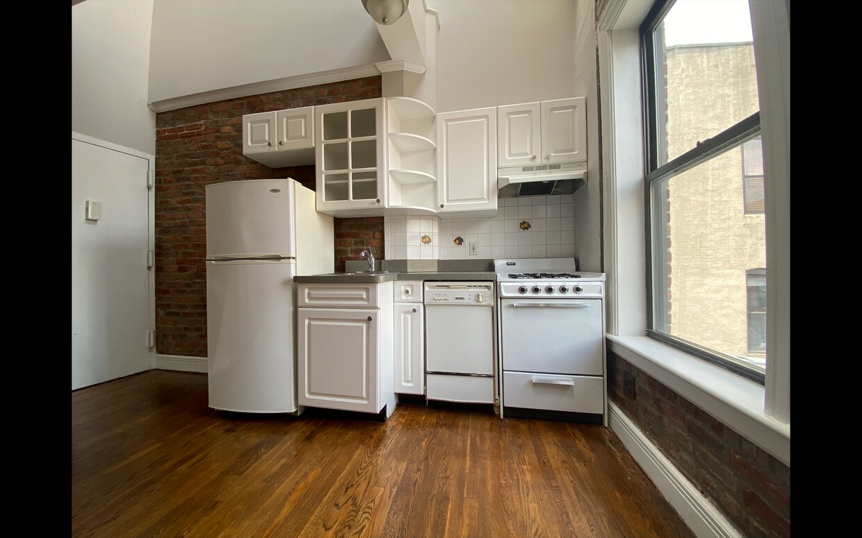 Primary Photo - 233 Mott St