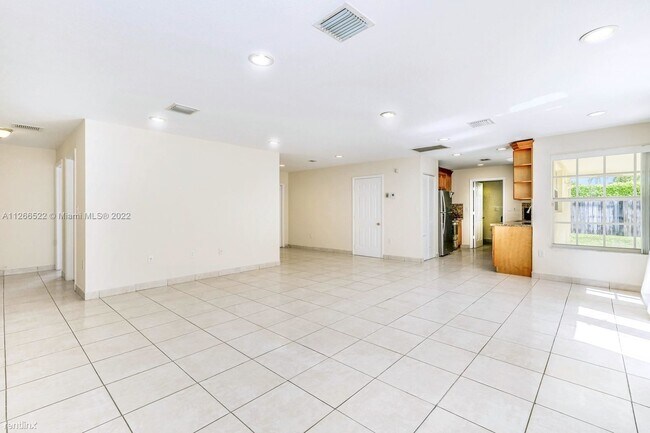 Building Photo - 3 br, 2 bath House - 1701 SW 95th Ter