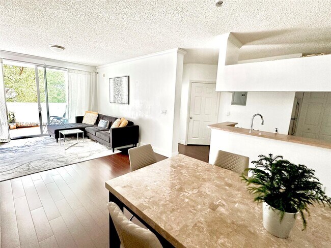 Foto del edificio - 17145 N Bay Rd