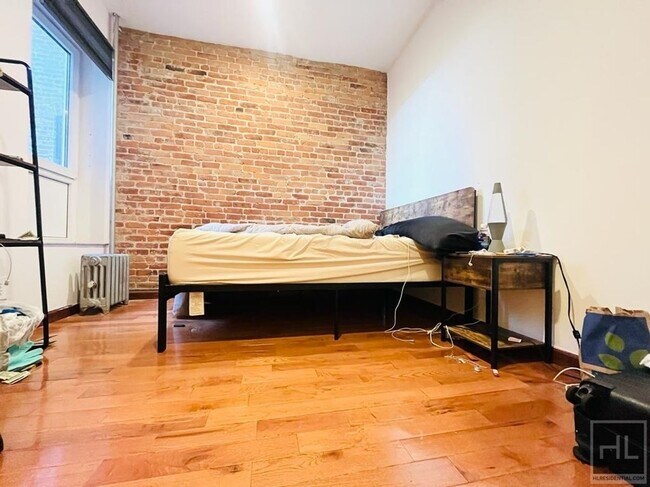 Foto del edificio - Your 3 Bedroom Apartment W/ Exposed Brick ...