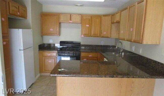 Building Photo - Single-story townhouse 3 bedrooms