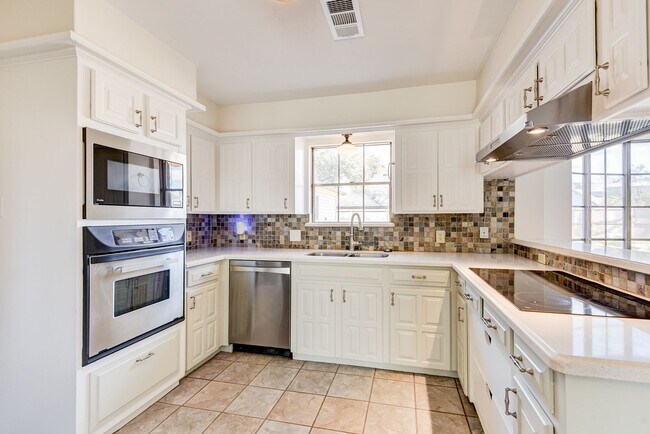 Building Photo - 4 bed home in the Clear Lake Area