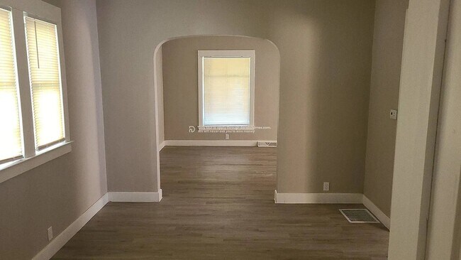 Foto del edificio - 909 Blaine Ave