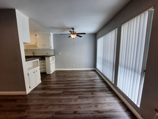 Building Photo - 910 N Orange Grove Ave