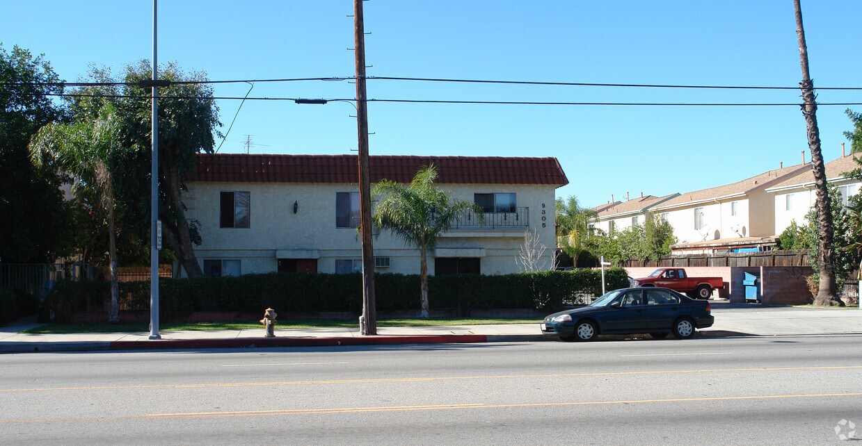 Building Photo - 9305 Woodman Ave